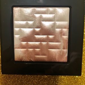 BNIB! Bobbi Brown Highlighting Powder in P…